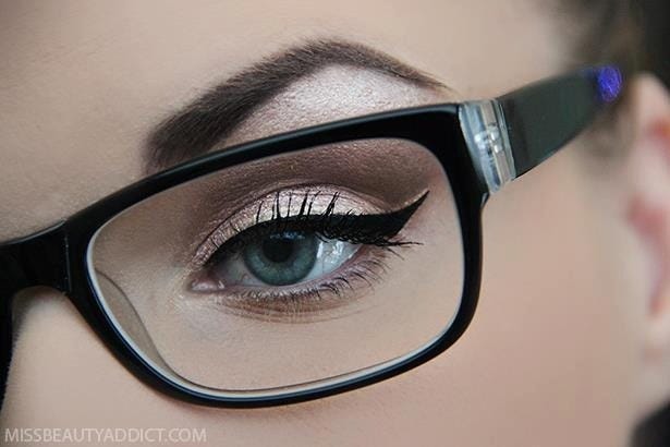 Wear different eye shadow with the frame to look eye-catching
